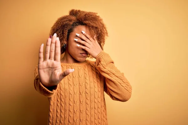 Young Beautiful African American Afro Woman Curly Hair Wearing Casual — Stok fotoğraf