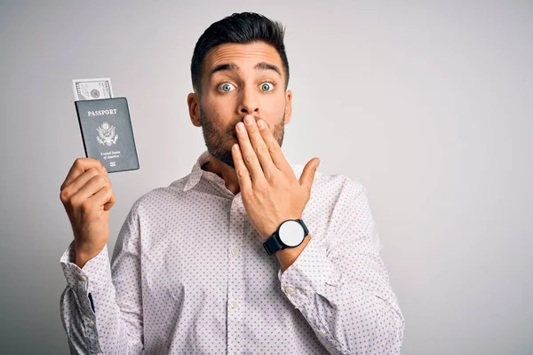 Junger Gutaussehender Tourist Mit Pass Und Dollar Deckel Mund Mit — Stockfoto