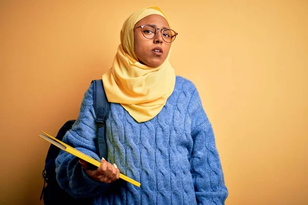Giovane Studentessa Afroamericana Con Hijab Musulmano Zaino Mano Libro Che — Foto Stock