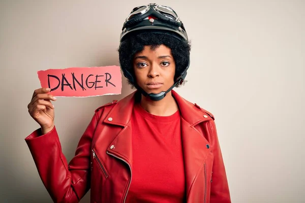 Joven Afroamericana Afro Motociclista Mujer Con Pelo Rizado Sosteniendo Mensaje — Foto de Stock