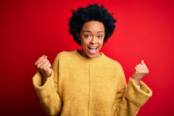 Giovane Bella Afro Donna Afro Americana Con Capelli Ricci Indossa — Foto Stock