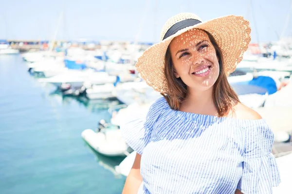 Jonge Mooie Vrouw Haven Van Zee Rond Boten Glimlachend Blij — Stockfoto