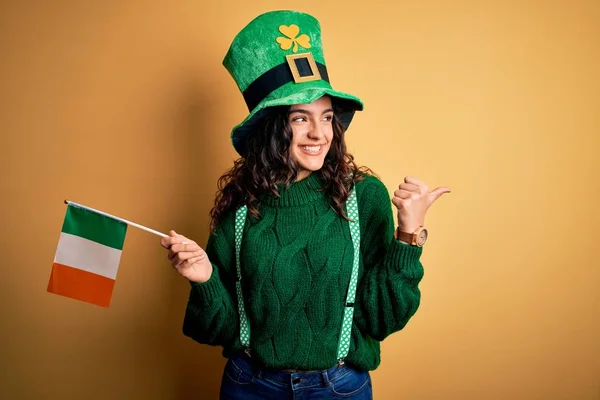 Mooie Patriottische Krullend Haar Vrouw Met Hoed Dragen Ierse Vlag — Stockfoto