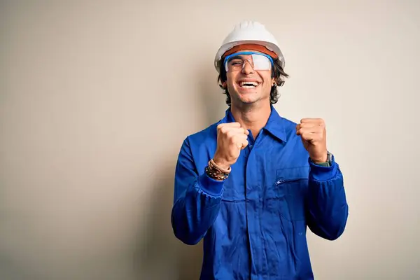Homem Jovem Construtor Vestindo Uniforme Capacete Segurança Sobre Fundo Branco — Fotografia de Stock