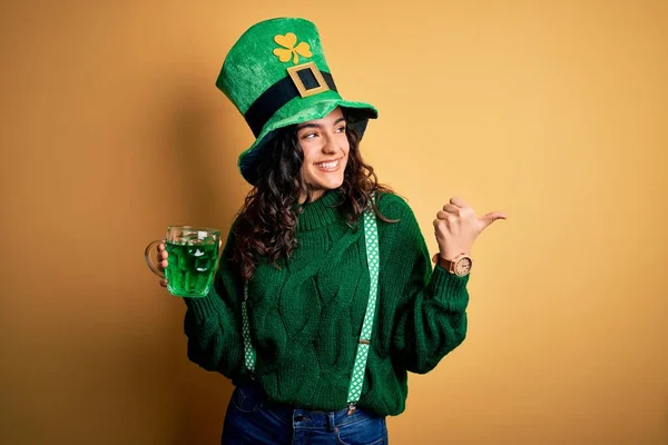 Mooie Krullend Haar Vrouw Dragen Hoed Drinken Pot Van Groene — Stockfoto