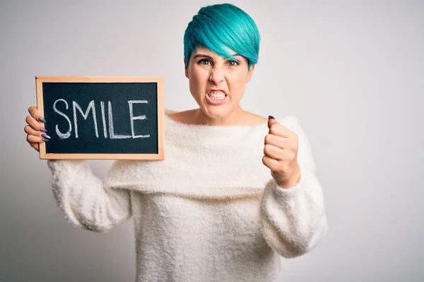 Junge Frau Mit Blauem Modehaar Hält Tafel Mit Lächeln Botschaft — Stockfoto