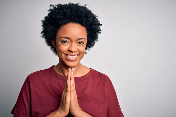 Mladý Krásný Afroameričan Afro Žena Kudrnaté Vlasy Sobě Ležérní Tričko — Stock fotografie