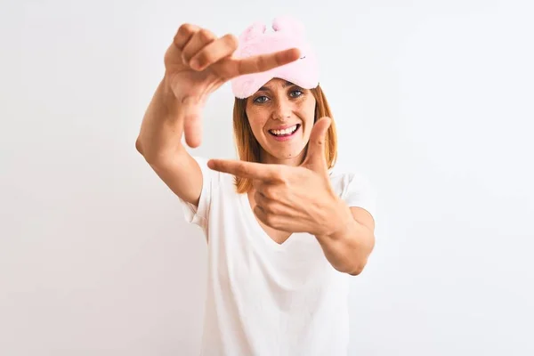 Mulher Ruiva Bonita Usando Máscara Dormir Sobre Fundo Isolado Sorrindo — Fotografia de Stock