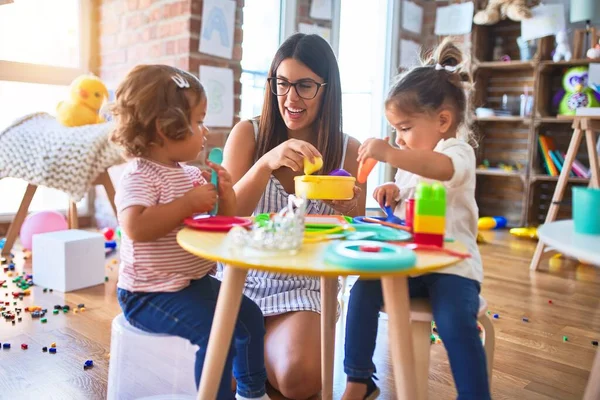 Jeune Belle Enseignante Tout Petits Jouant Des Repas Utilisant Nourriture — Photo