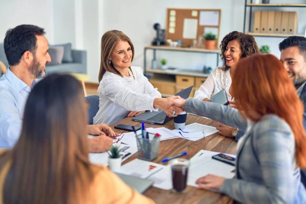 Grupo Trabajadores Negocios Sonriendo Felices Confiados Trabajando Juntos Con Sonrisa — Foto de Stock