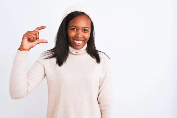 Mooie Jonge Afrikaans Amerikaanse Vrouw Draagt Coltrui Winterhoed Lachend Zelfverzekerd — Stockfoto