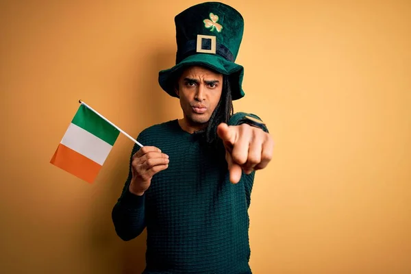 Αφροαμερικάνος Φοράει Πράσινο Καπέλο Κρατώντας Ιρλανδική Ιρλανδική Σημαία Γιορτάζοντας Την — Φωτογραφία Αρχείου