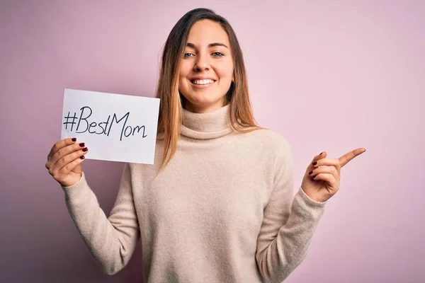 Jovem Bela Mulher Segurando Papel Com Melhor Mensagem Mãe Celebrando — Fotografia de Stock