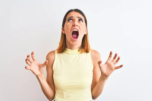 Vacker Rödhårig Kvinna Bär Gul Sommar Shirt Över Isolerad Bakgrund — Stockfoto