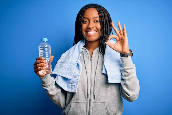 Jovem Africana Americana Fitness Mulher Vestindo Toalha Água Potável Garrafa — Fotografia de Stock