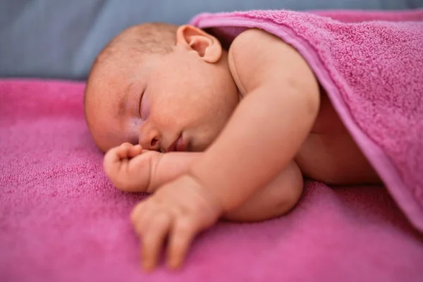 可爱的婴儿躺在沙发上 盖在家里的毛毯上 新生儿休息和睡眠舒适 — 图库照片