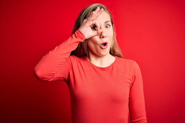 Junge Schöne Blonde Frau Lässigem Shirt Die Über Isoliertem Rotem — Stockfoto