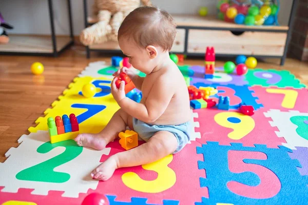 Hermoso Niño Sentado Alfombra Del Rompecabezas Jugando Con Bloques Construcción —  Fotos de Stock