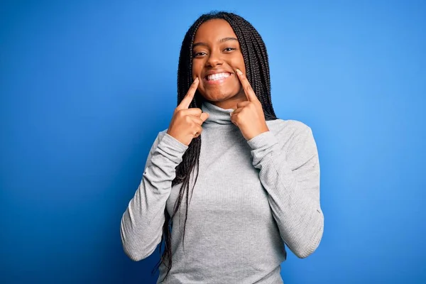 Junge Afrikanisch Amerikanische Frau Steht Mit Lässigem Rollkragen Über Blauem — Stockfoto