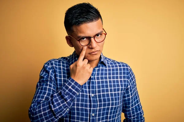 Joven Hombre Latino Guapo Usando Camisa Casual Gafas Sobre Fondo — Foto de Stock