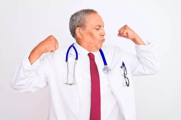 Médico Cabelos Grisalhos Sênior Usando Estetoscópio Sobre Fundo Branco Isolado — Fotografia de Stock