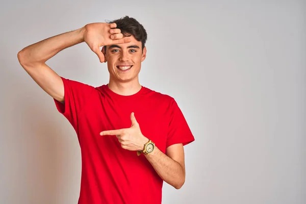 Tonårspojken Bär Röd Shirt Över Vit Isolerad Bakgrund Leende Gör — Stockfoto