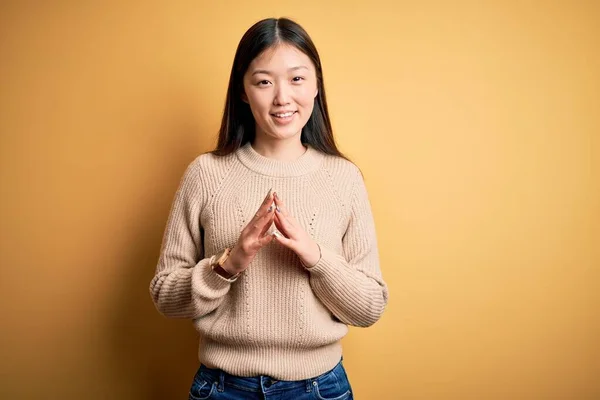 Giovane Bella Donna Asiatica Indossa Maglione Casual Sfondo Giallo Isolato — Foto Stock