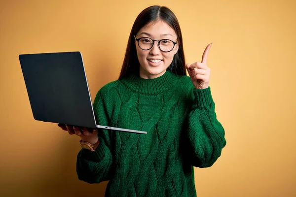 Joven Mujer Negocios Asiática Usando Gafas Trabajando Usando Computadora Portátil — Foto de Stock