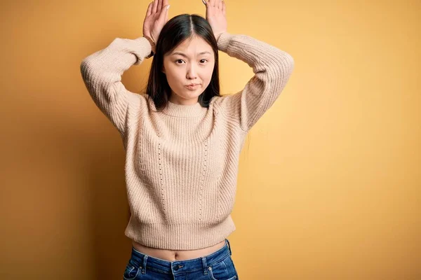Jovem Bela Mulher Asiática Vestindo Camisola Casual Sobre Fundo Amarelo — Fotografia de Stock