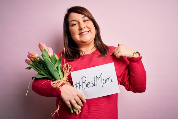 Mooie Size Vrouw Vieren Moeders Dag Holding Bericht Boeket Van — Stockfoto