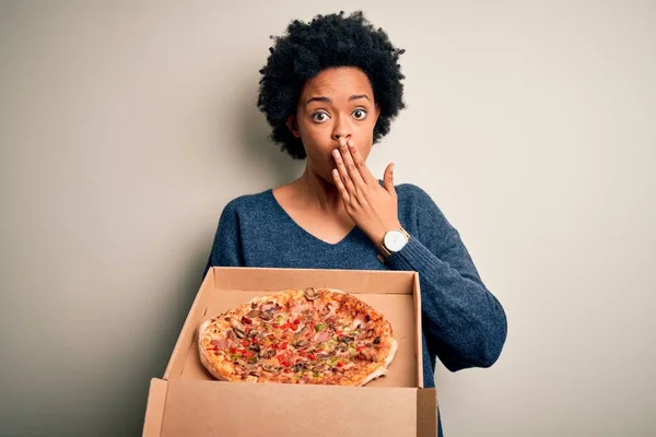 Young African American Afro Woman Curly Hair Holding Delivery Box — 图库照片