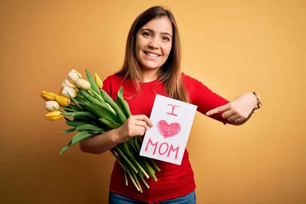 Hermosa Mujer Sosteniendo Papel Con Amor Mamá Mensaje Tulipanes Celebrando — Foto de Stock