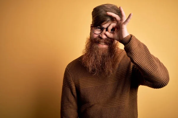 Hombre Pelirrojo Irlandés Guapo Con Barba Usando Gafas Suéter Invierno — Foto de Stock