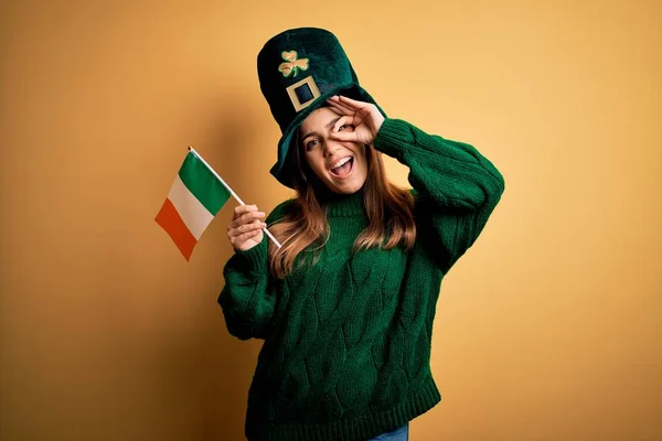 Beautiful Woman Wearing Green Hat Holding Irish Ireland Flag Saint — Stock Photo, Image