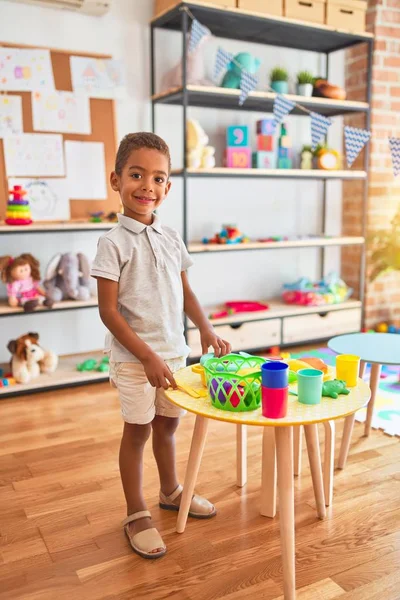 Mooi Afrikaans Amerikaans Peuter Spelen Met Plastic Voedsel Bestek Speelgoed — Stockfoto