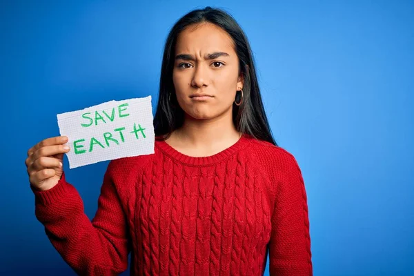 Joven Hermosa Mujer Asiática Sosteniendo Papel Pidiendo Salvar Tierra Conservación — Foto de Stock