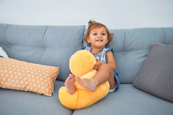 Criança Adorável Sorrindo Feliz Sentado Sofá Brincando Com Boneca Pato — Fotografia de Stock