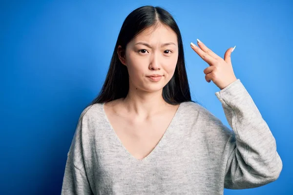 Young Beautiful Asian Woman Wearing Casual Sweater Standing Blue Isolated — ストック写真