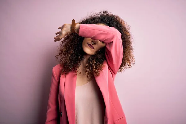 Jovem Mulher Negócios Bonita Com Cabelo Encaracolado Piercing Vestindo Jaqueta — Fotografia de Stock