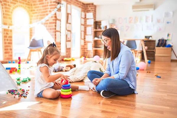 Blank Meisje Kind Spelen Leren Speelschool Met Vrouwelijke Leraar Moeder — Stockfoto