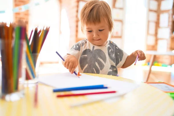 Schattige Peuter Tekening Met Papier Potlood Rond Veel Speelgoed Kleuterschool — Stockfoto