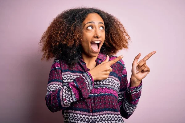 Jonge Afro Amerikaanse Vrouw Met Afro Haar Draagt Kleurrijke Shirt — Stockfoto