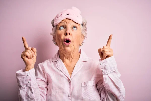Senior Beautiful Woman Wearing Sleep Mask Pajama Isolated Pink Background — Stock Photo, Image