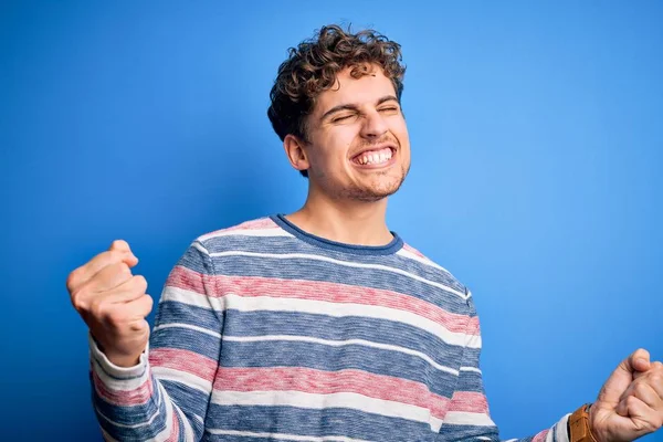 곱슬머리 스웨터 남자는 웃으며 성공을 기원하는 함성을 지르며 행복하고 흥분된 — 스톡 사진