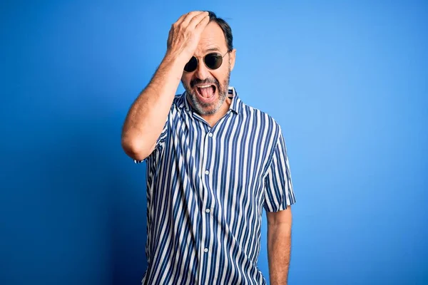 Homem Hoary Meia Idade Vestindo Camisa Listrada Óculos Sol Sobre — Fotografia de Stock