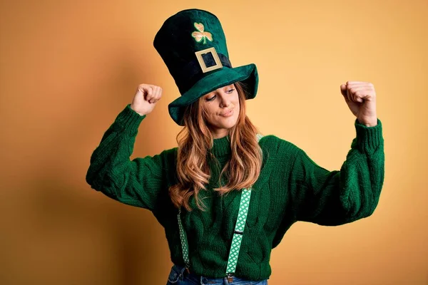 Frumoasă Femeie Brunetă Purtând Pălărie Verde Trifoi Care Sărbătorește Ziua — Fotografie, imagine de stoc