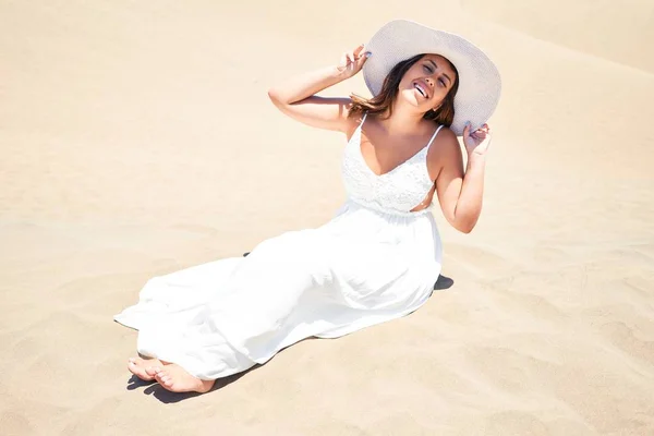 Молодая Красивая Женщина Улыбается Счастливо Наслаждаясь Летним Отдыхом Пляже Маспаломас — стоковое фото