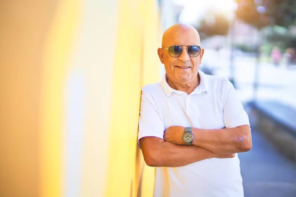 Starší Pohledný Muž Šťastně Sebevědomě Usmívá Opírající Zeď Slunečními Brýlemi — Stock fotografie