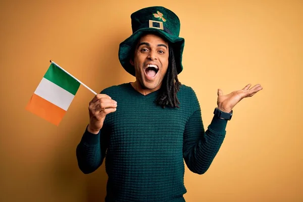 Αφροαμερικάνος Φορώντας Πράσινο Καπέλο Κρατώντας Ιρλανδική Ιρλανδική Σημαία Γιορτάζοντας Αγίου — Φωτογραφία Αρχείου