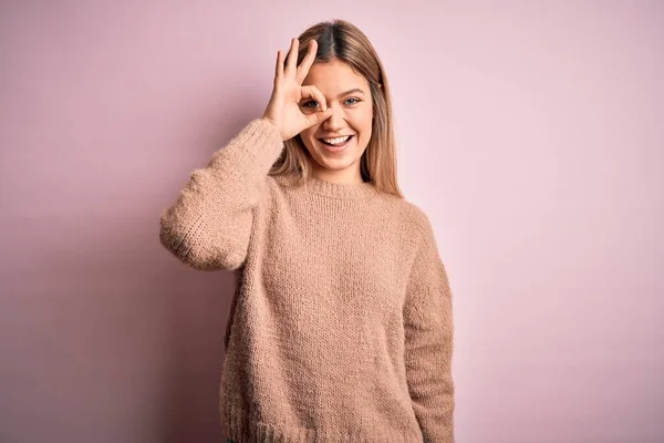 Sarışın Güzel Bir Kadın Pembe Yünlü Bir Arka Plan Giyiyor — Stok fotoğraf